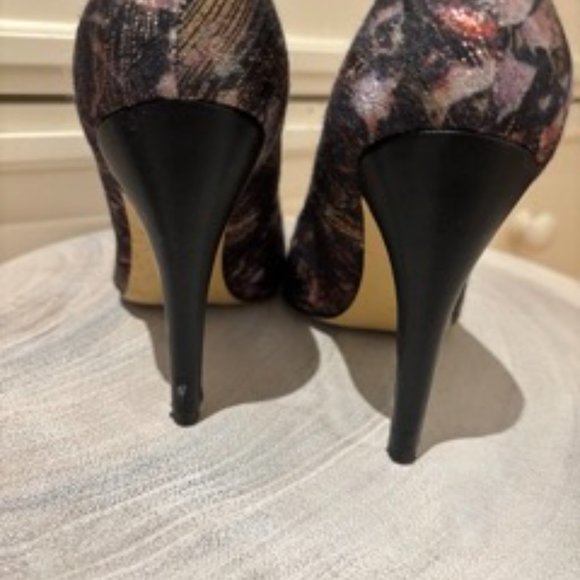 Size 6 Guess Beaded Heels - Picture 3 of 4